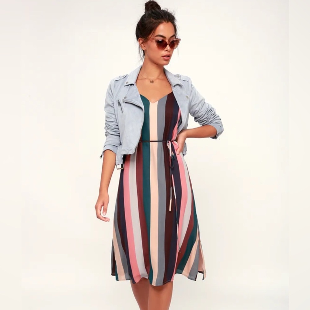Lulus mid length dress . Size medium . Never worn but has no tags